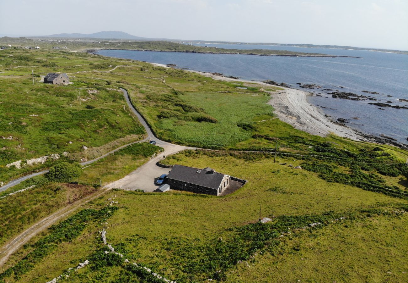 House in Clifden - Errislannan Stone Cottage offers plenty of space and fabulous views. 