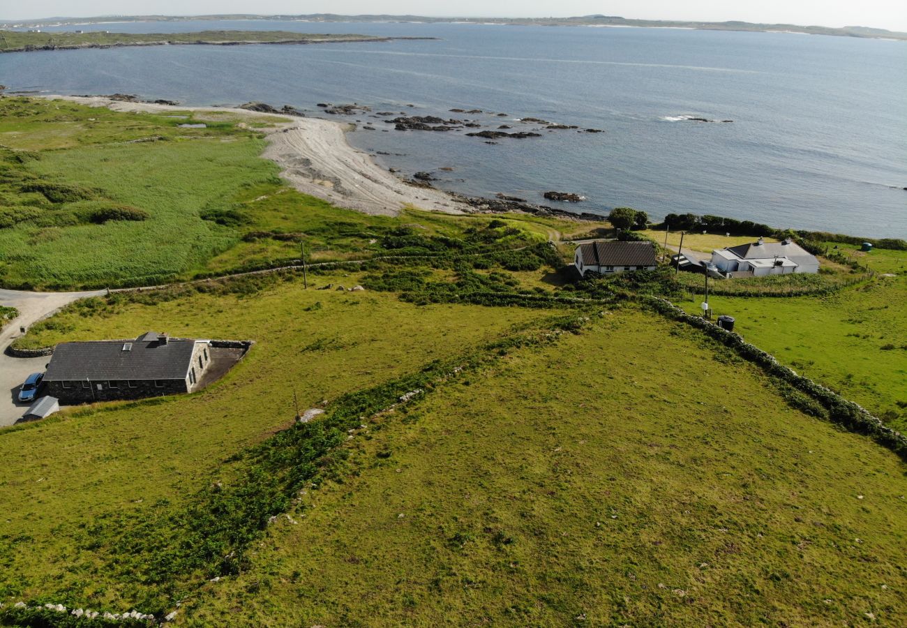 House in Clifden - Errislannan Stone Cottage offers plenty of space and fabulous views. 