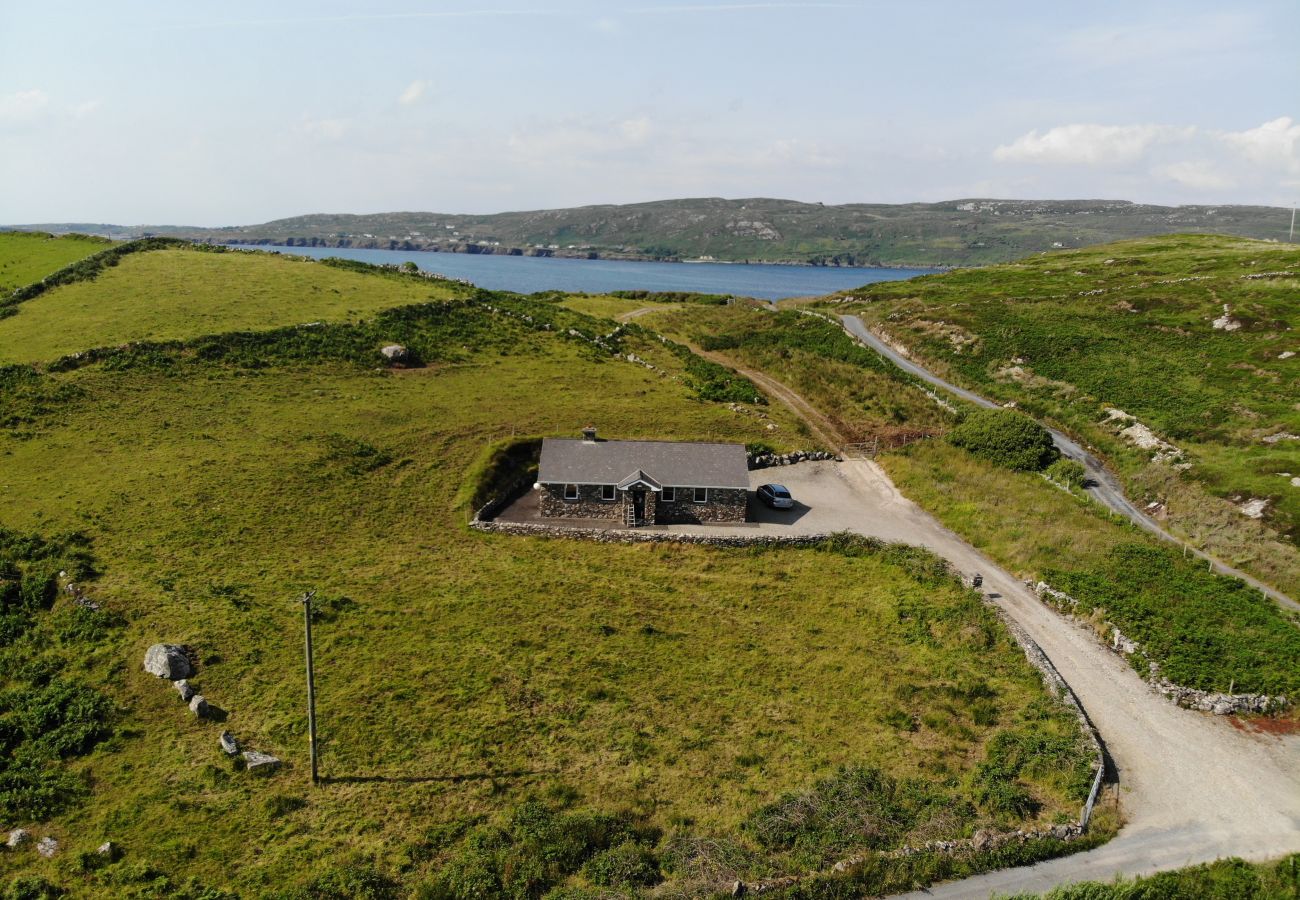 House in Clifden - Errislannan Stone Cottage offers plenty of space and fabulous views. 