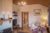 House in Clifden - Errislannan Stone Cottage offers plenty of space and fabulous views. 