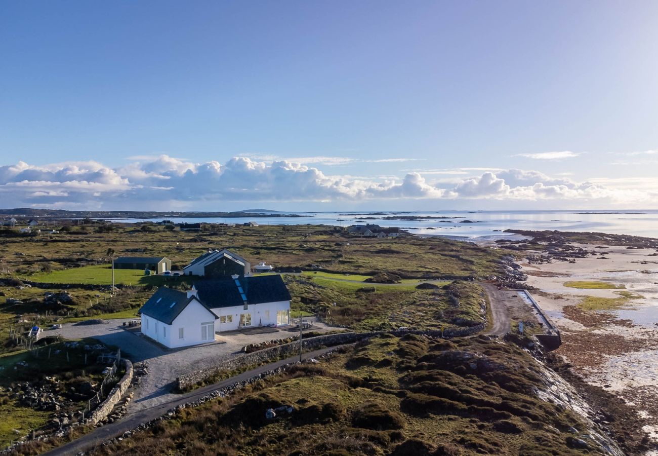 House in Ballyconneely - Doleen Quay House is a luxurious beach holiday home 