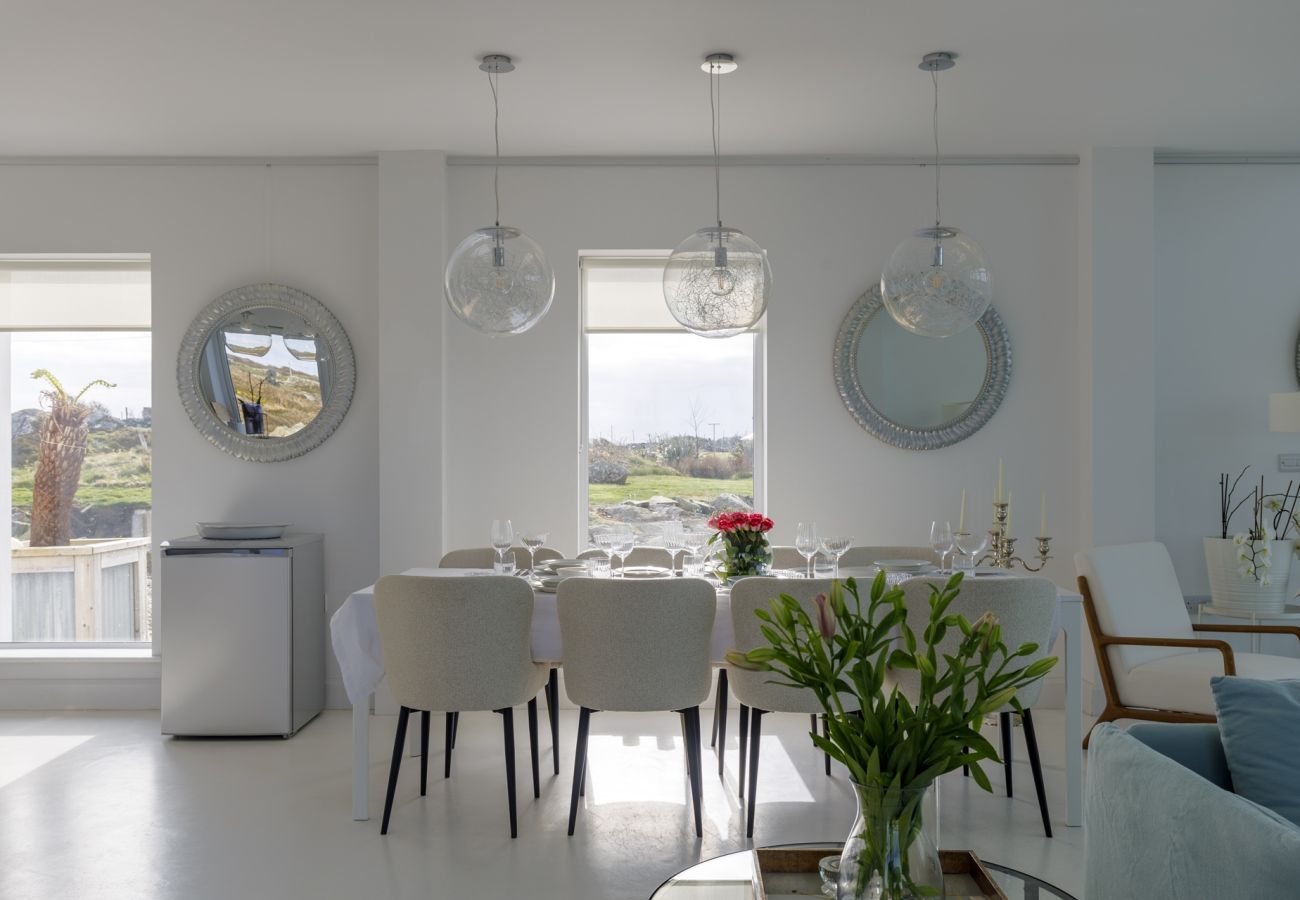 House in Ballyconneely - Doleen Quay House is a luxurious beach holiday home 