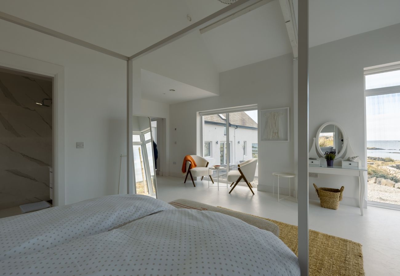 House in Ballyconneely - Doleen Quay House is a luxurious beach holiday home 