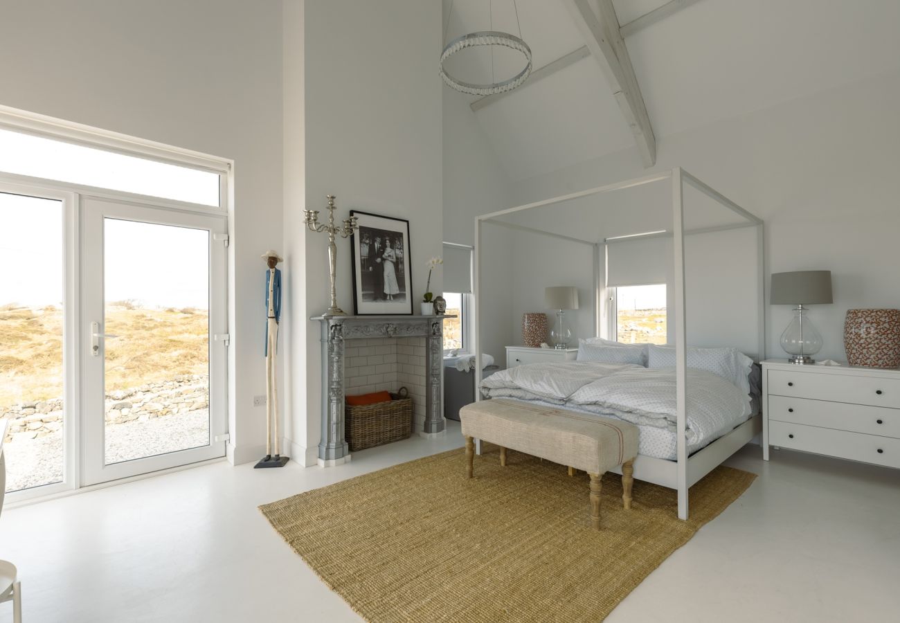 House in Ballyconneely - Doleen Quay House is a luxurious beach holiday home 