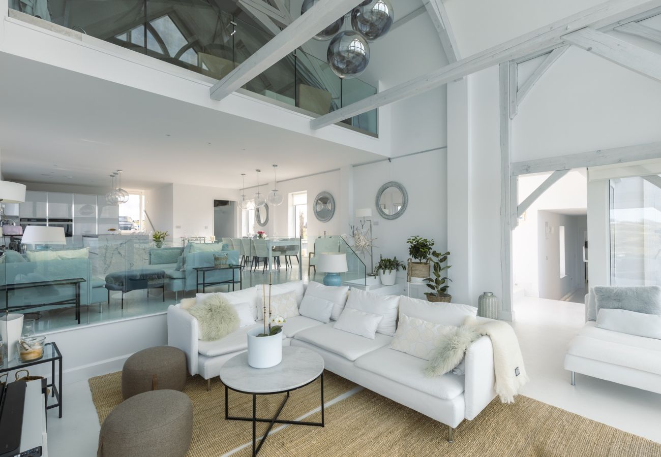 House in Ballyconneely - Doleen Quay House is a luxurious beach holiday home 