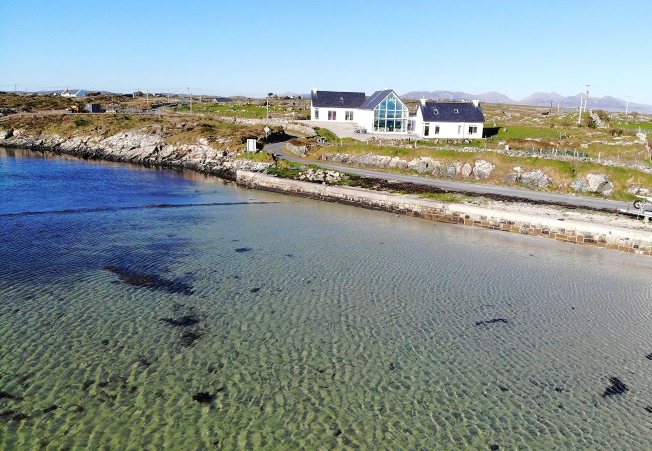 House in Ballyconneely - Doleen Quay House is a luxurious beach holiday home 