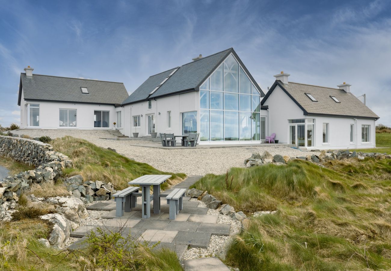 House in Ballyconneely - Doleen Quay House is a luxurious beach holiday home 