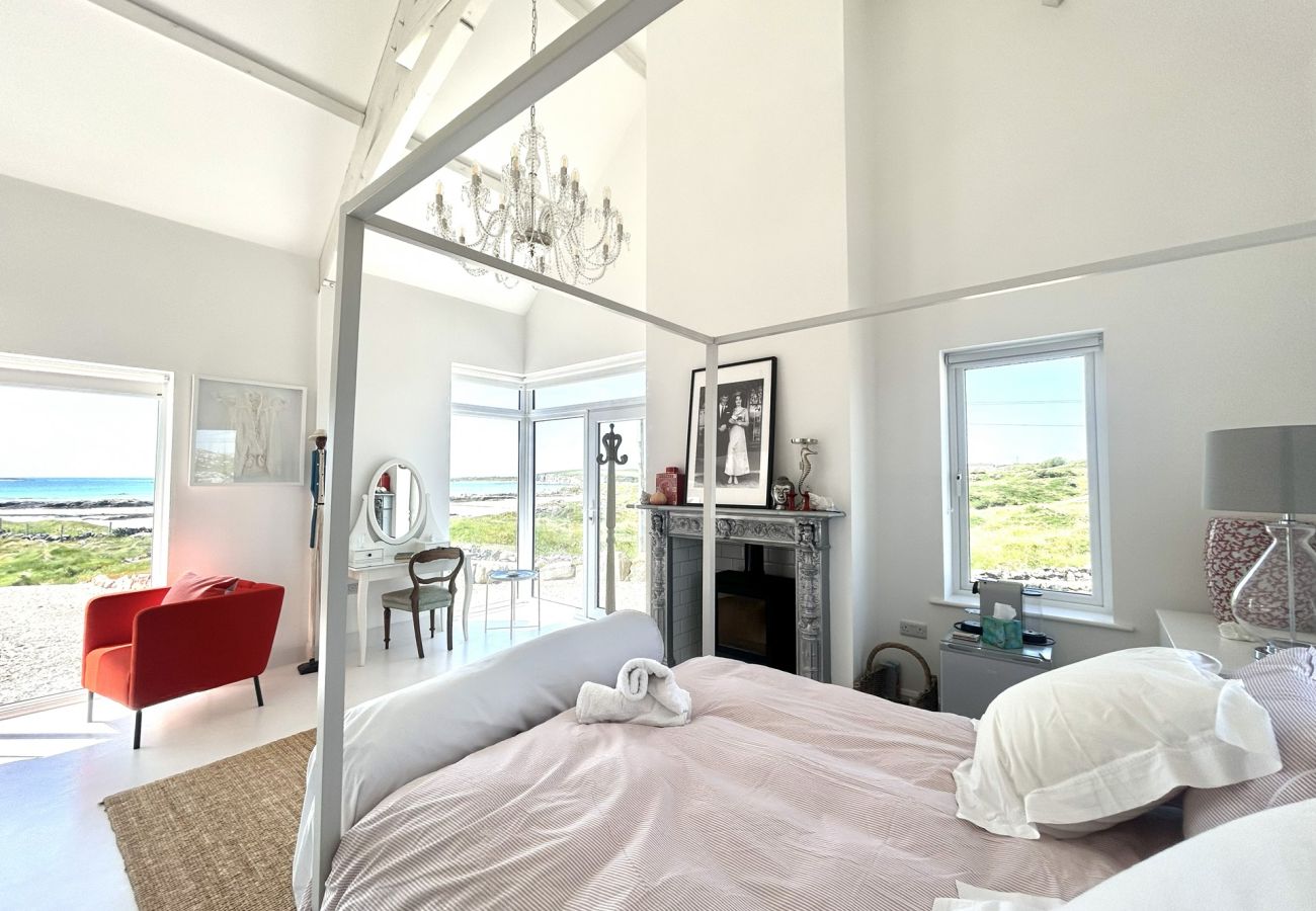 House in Ballyconneely - Doleen Quay House is a luxurious beach holiday home 