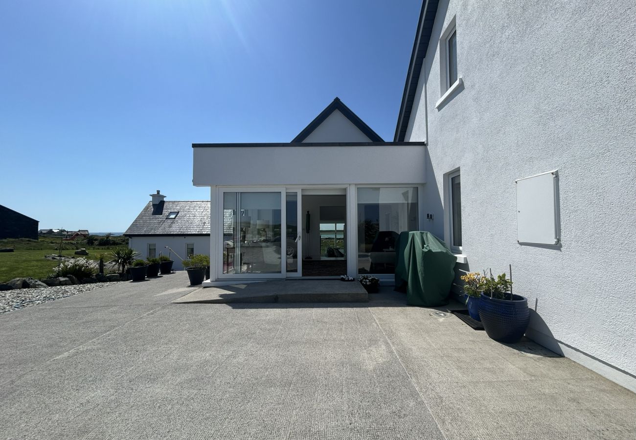 House in Ballyconneely - Doleen Quay House is a luxurious beach holiday home 
