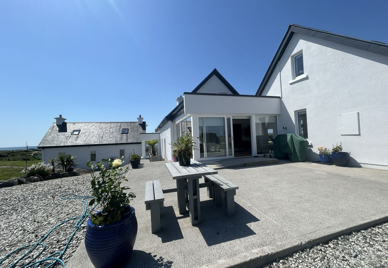 House in Ballyconneely - Doleen Quay House is a luxurious beach holiday home 
