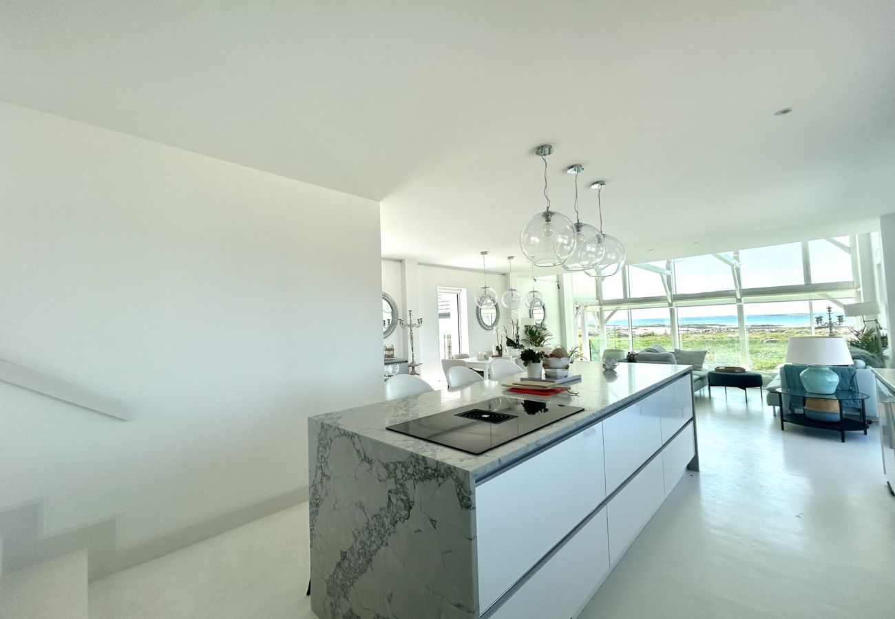 House in Ballyconneely - Doleen Quay House is a luxurious beach holiday home 
