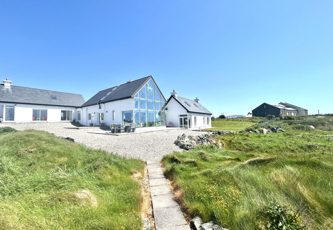 House in Ballyconneely - Doleen Quay House is a luxurious beach holiday home 