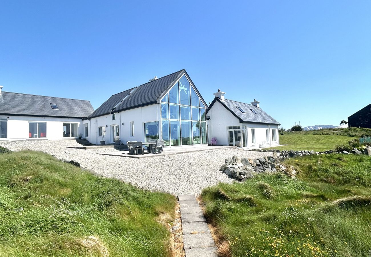House in Ballyconneely - Doleen Quay House is a luxurious beach holiday home 
