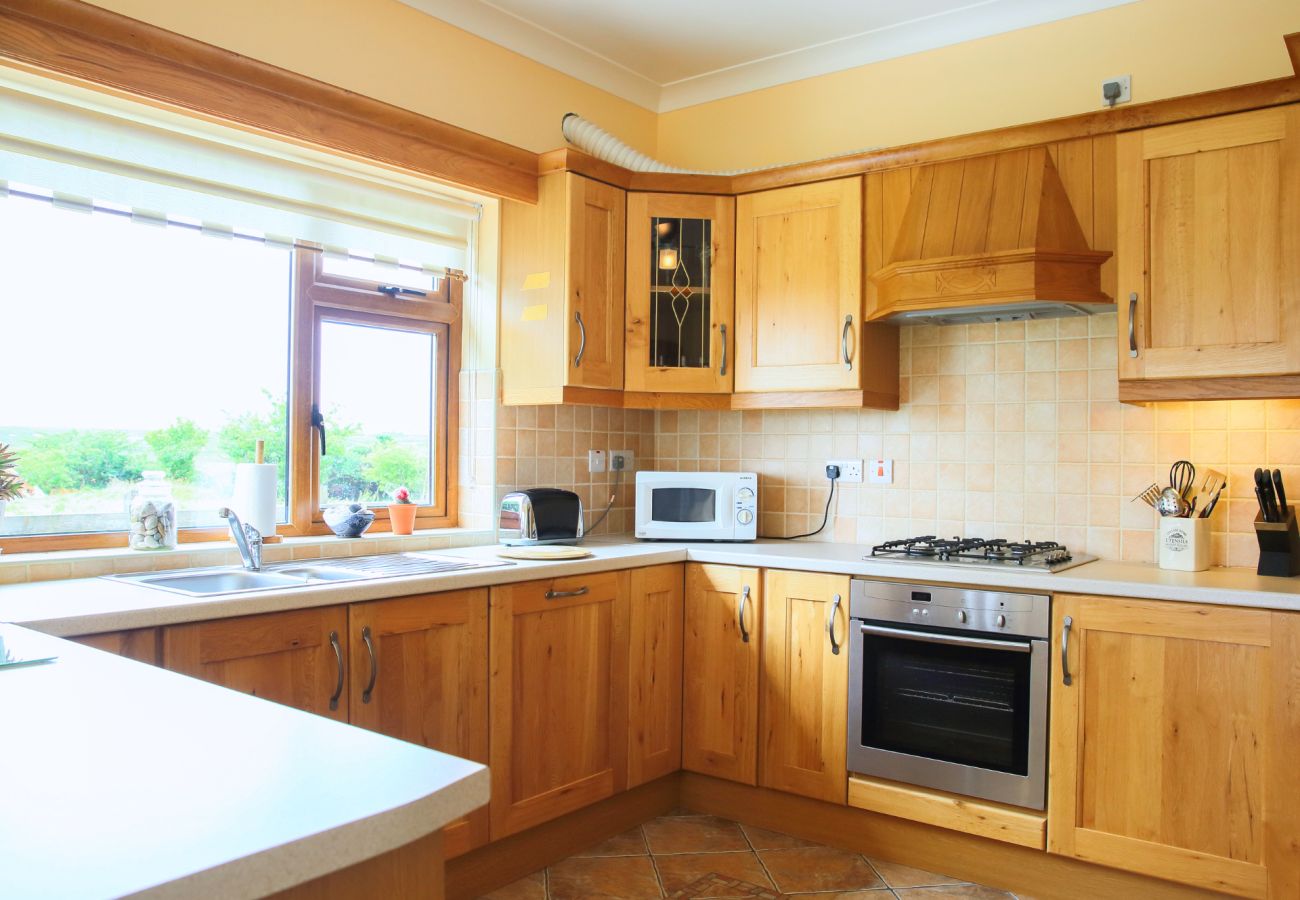 House in Clifden - White Thorn House situated on the famous Bog Road 