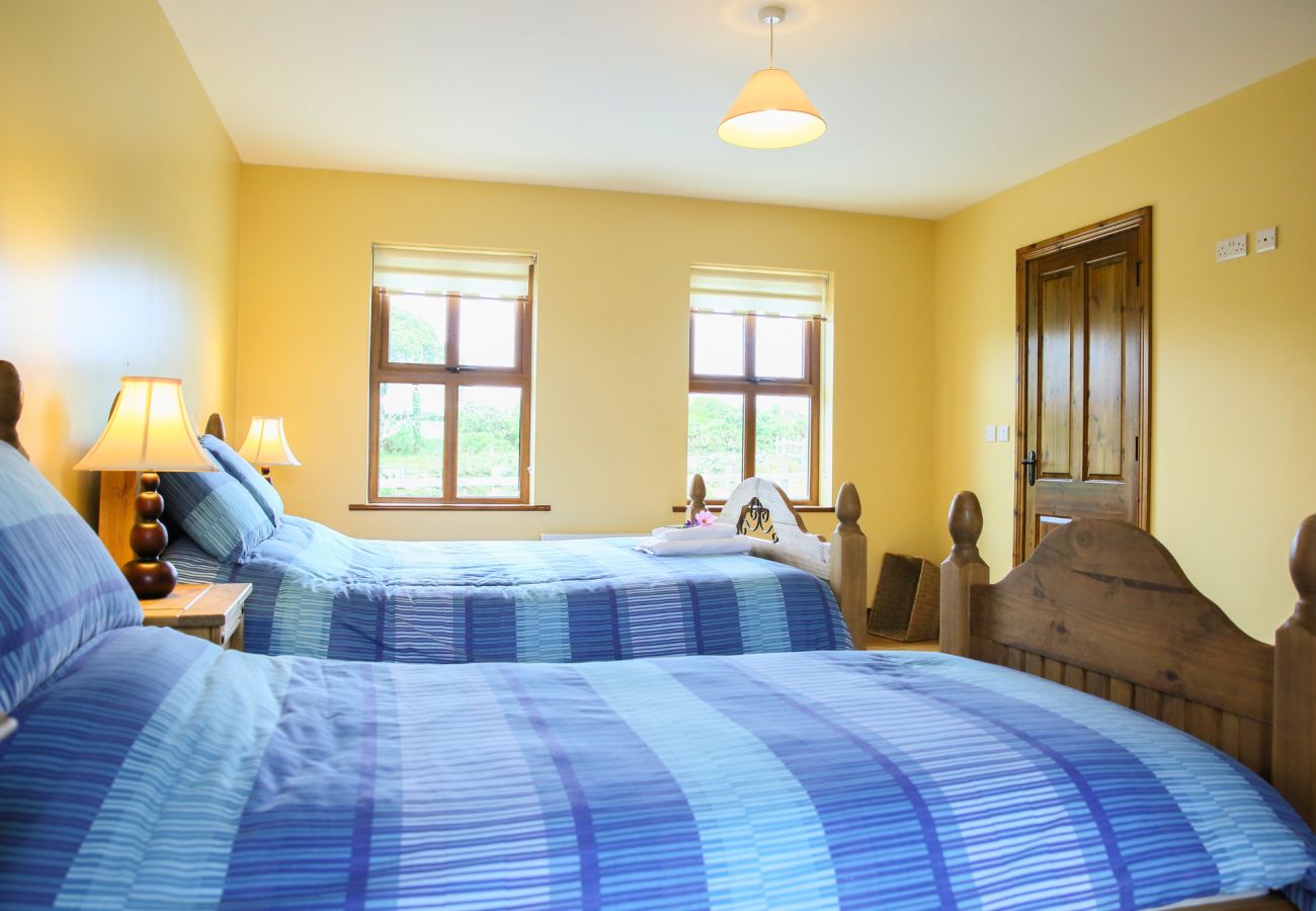 House in Clifden - White Thorn House situated on the famous Bog Road 