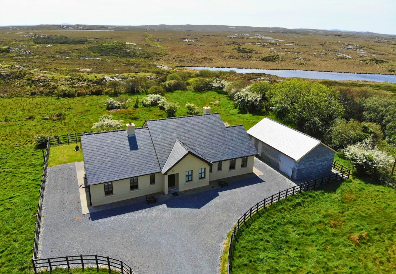House in Clifden - White Thorn House situated on the famous Bog Road 