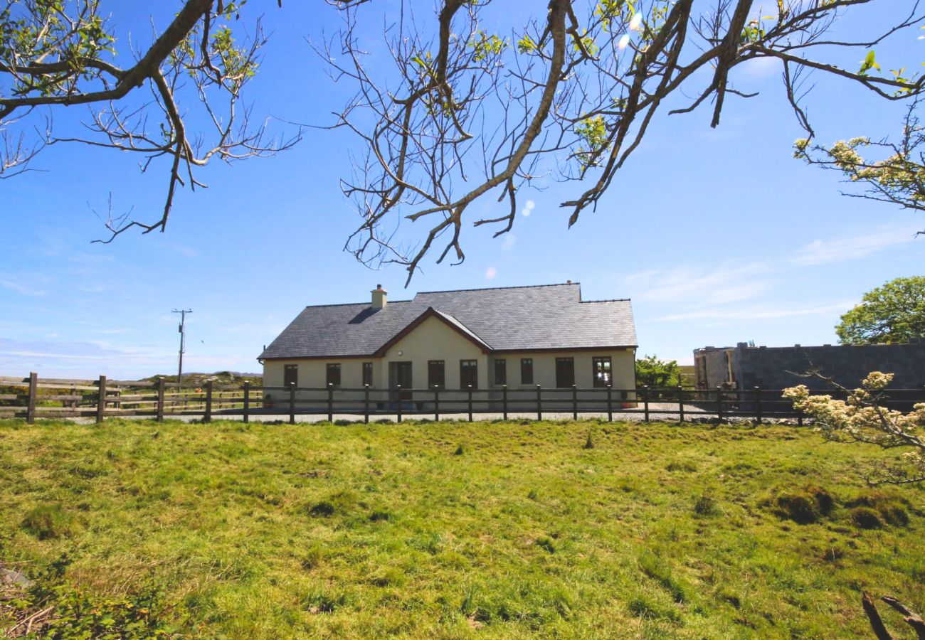 House in Clifden - White Thorn House situated on the famous Bog Road 