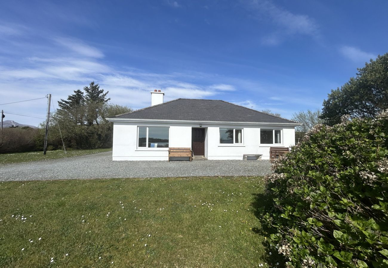 House in Connemara - Waterside Cottage stunning sea & mountain views. 