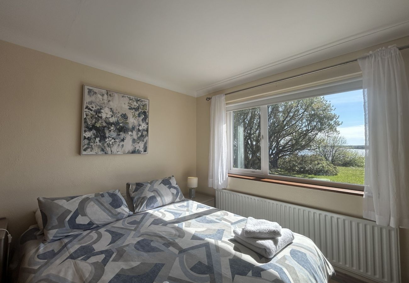 House in Connemara - Waterside Cottage stunning sea & mountain views. 