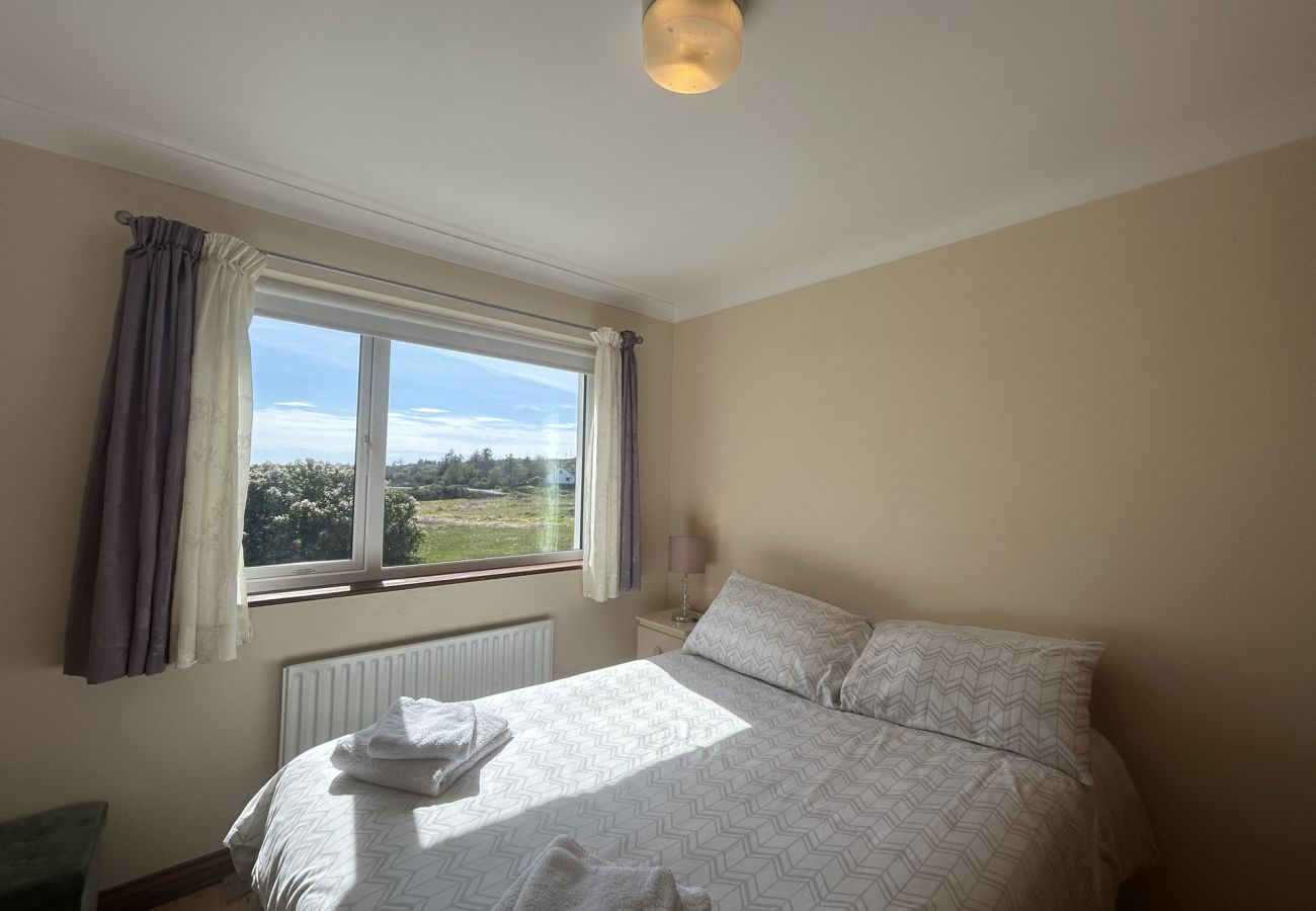 House in Connemara - Waterside Cottage stunning sea & mountain views. 