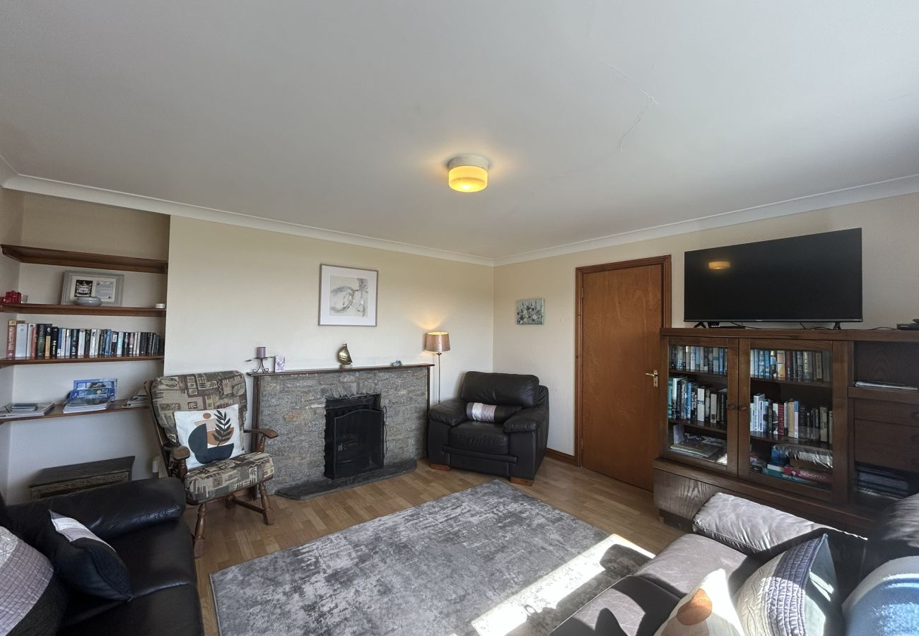 House in Connemara - Waterside Cottage stunning sea & mountain views. 