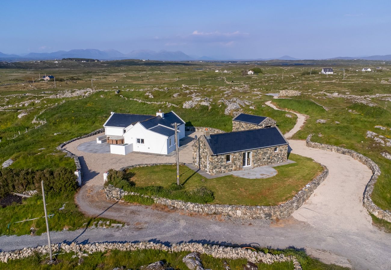 House in Ballyconneely - Luxury Coastal Escape in Ballyconneely, Connemara