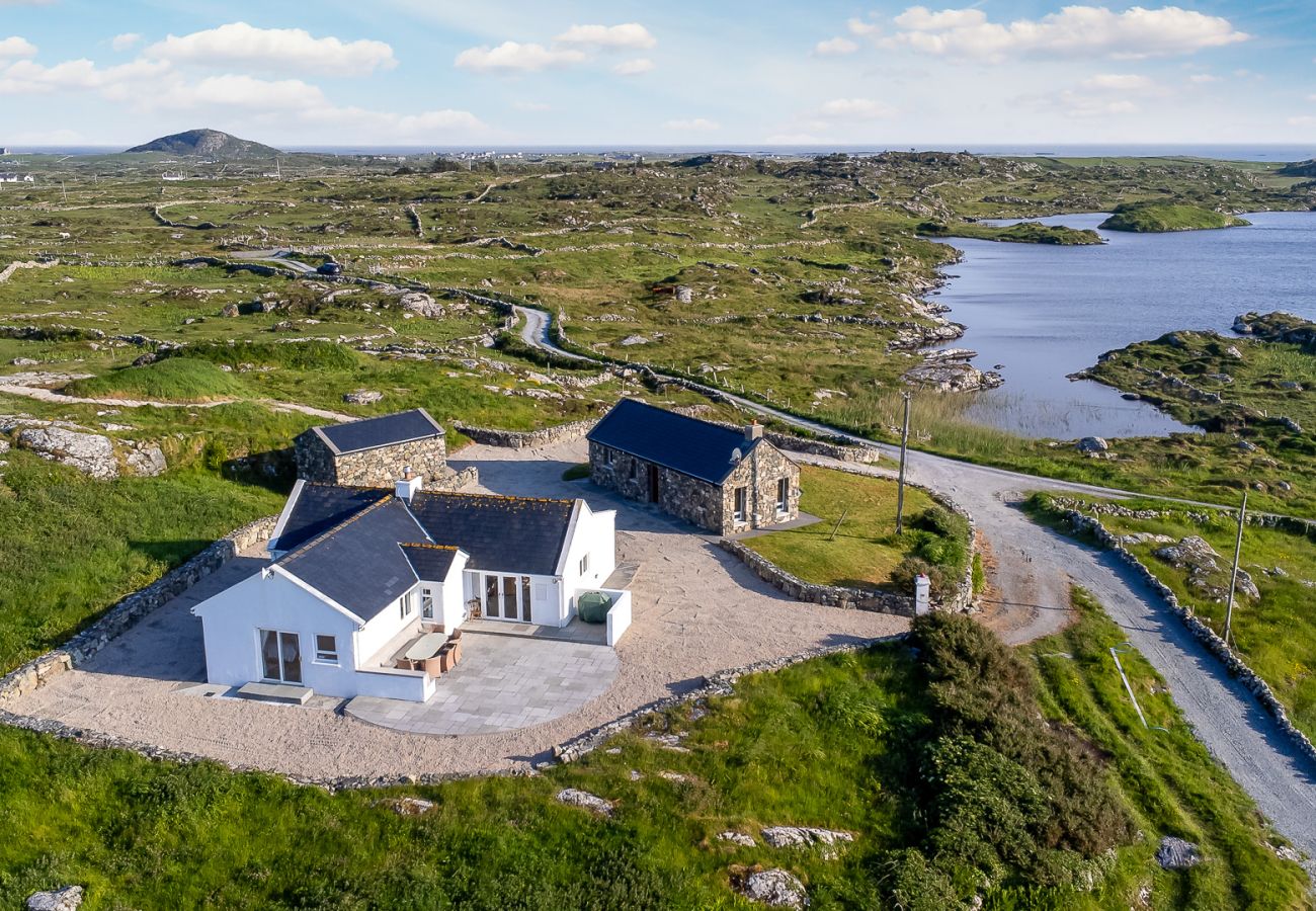 House in Ballyconneely - Luxury Coastal Escape in Ballyconneely, Connemara