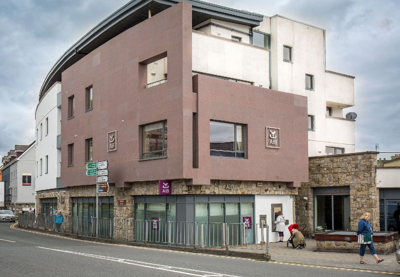 Apartment in Clifden - 1 Courthouse Square birds eye view of Clifden town