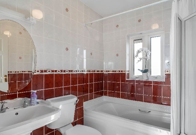 House in Clifden - 1 An tSean Scoil, Clifden in the heart of clifden town House in Clifden - 1 An tSean Scoil, Clifden in the heart of clifden town