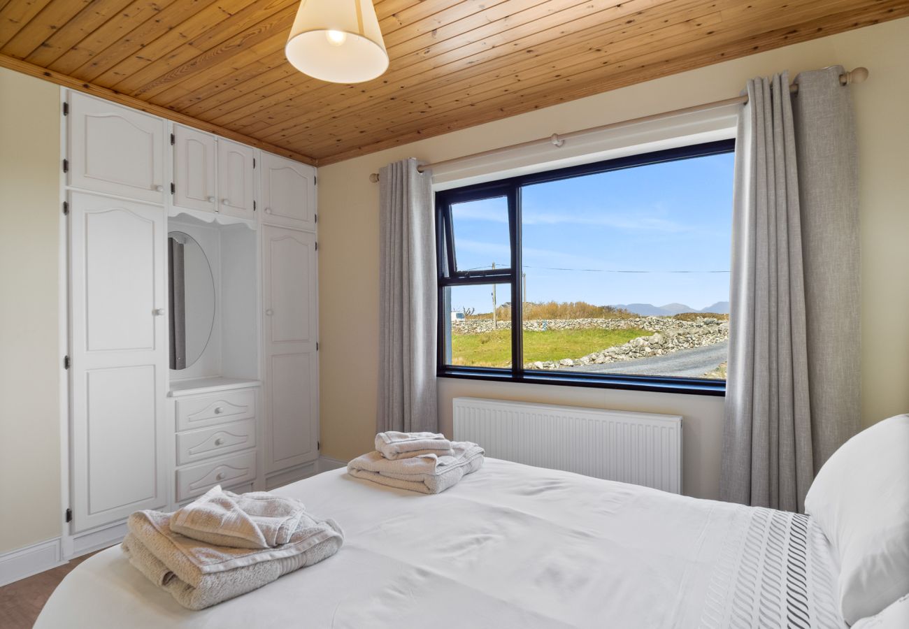 Bungalow in Ballyconneely - Little Tara - Family Escape Near Beaches, Golf & Coastal Adventures