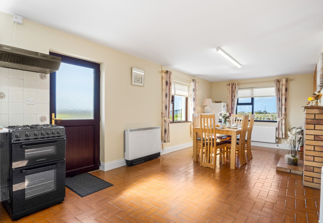 Bungalow in Ballyconneely - Little Tara - Family Escape Near Beaches, Golf & Coastal Adventures