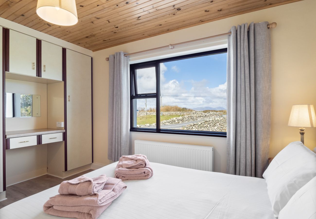 Bungalow in Ballyconneely - Little Tara - Family Escape Near Beaches, Golf & Coastal Adventures
