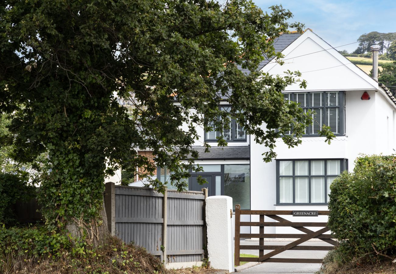 Luxury holiday home in Bishopsteignton, near Teignmouth, with a large garden and private parking.