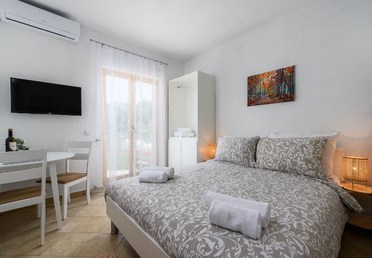 Studio in Drenje - Relaxing Summer Apartment - Pool, Sauna, Jacuzzi 9