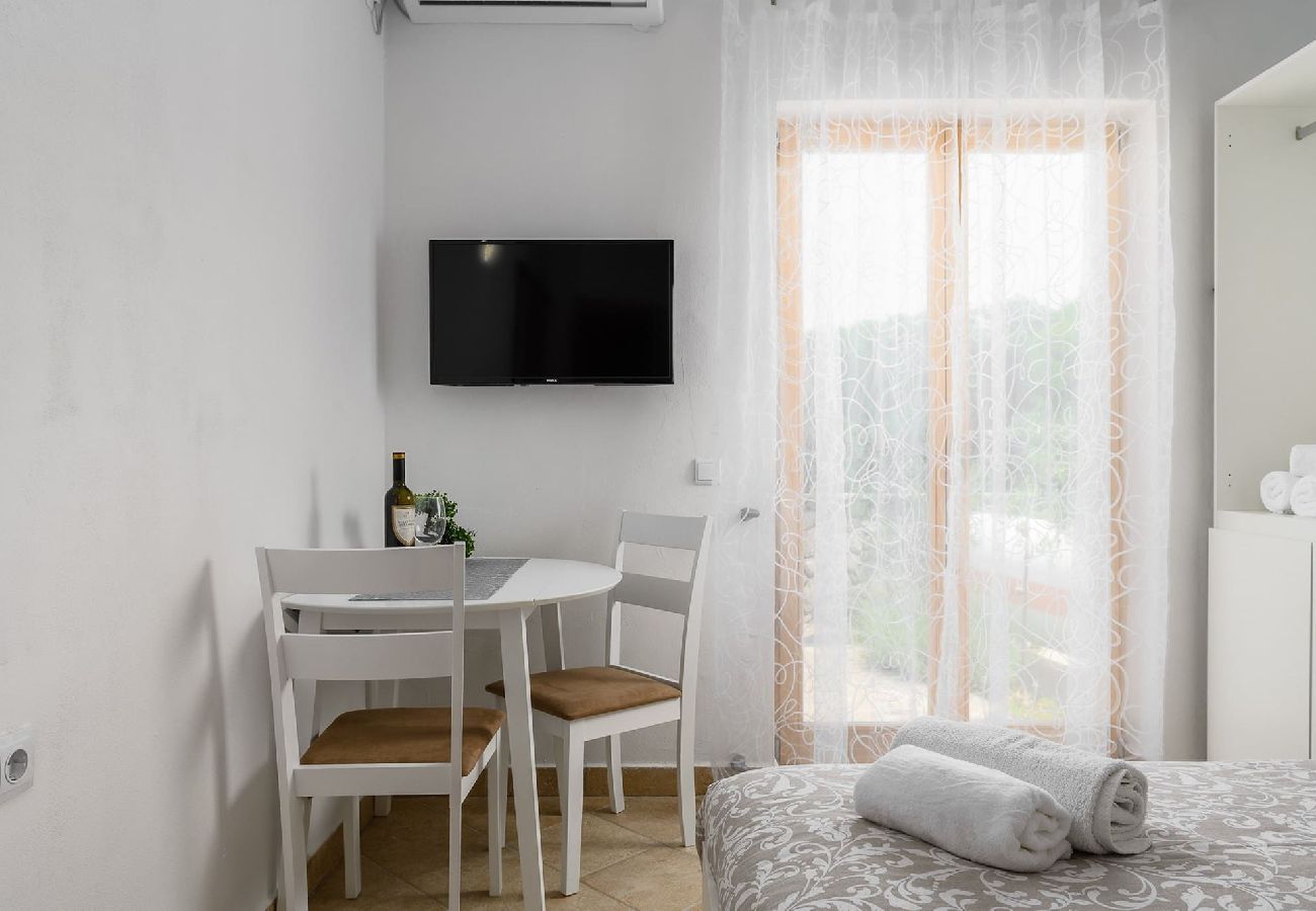 Studio in Drenje - Relaxing Summer Apartment - Pool, Sauna, Jacuzzi 9