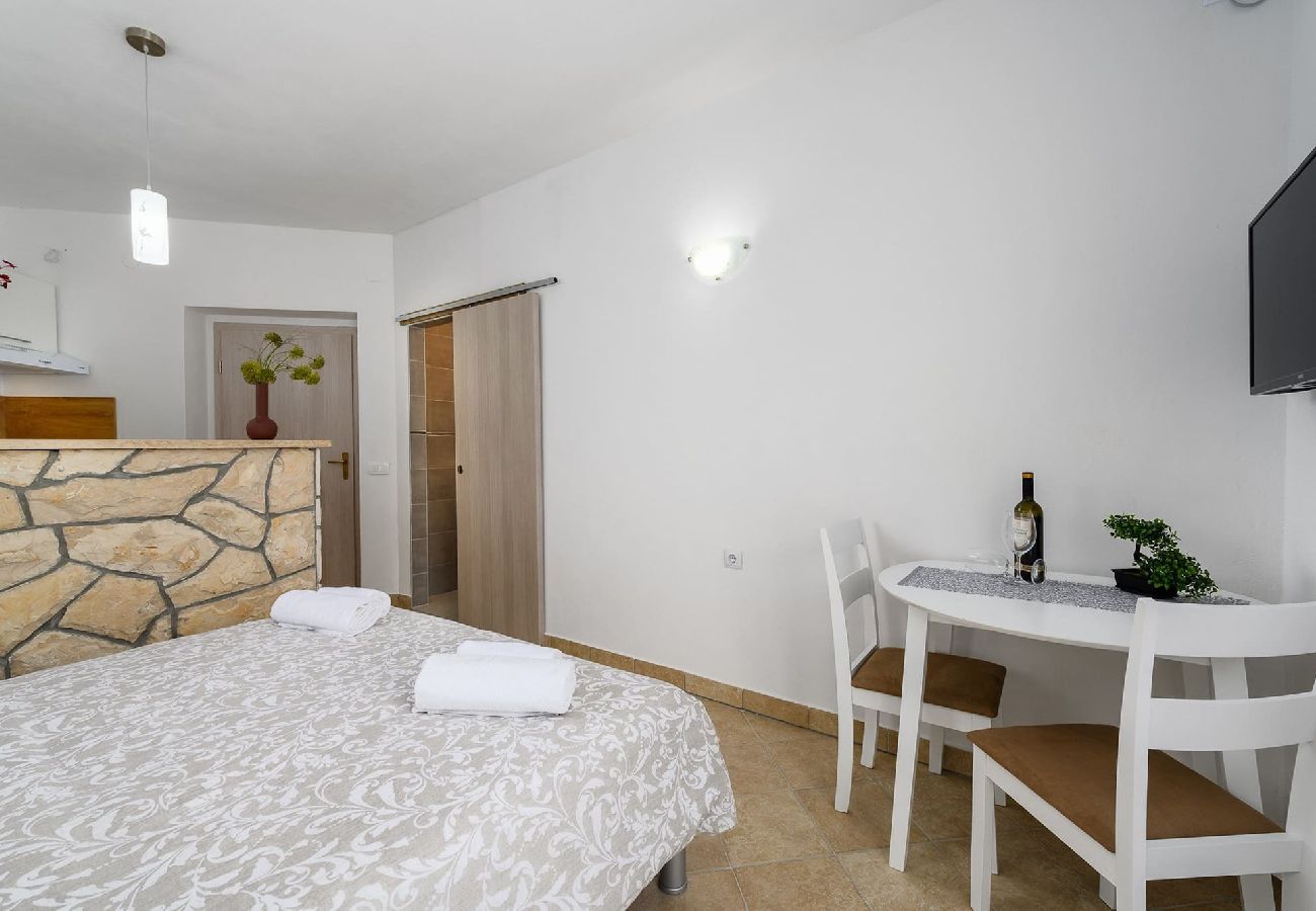 Studio in Drenje - Relaxing Summer Apartment - Pool, Sauna, Jacuzzi 9