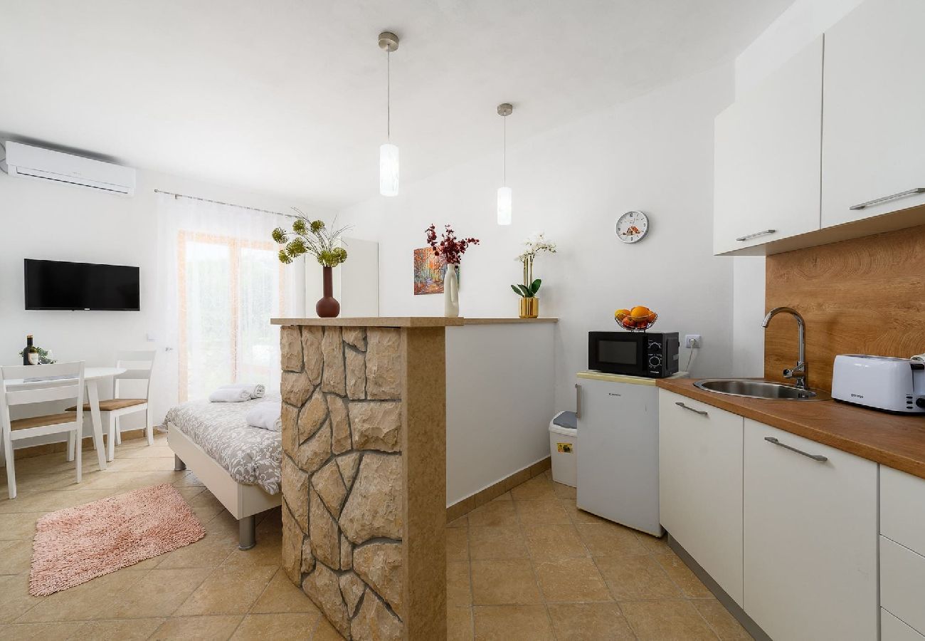 Studio in Drenje - Relaxing Summer Apartment - Pool, Sauna, Jacuzzi 9