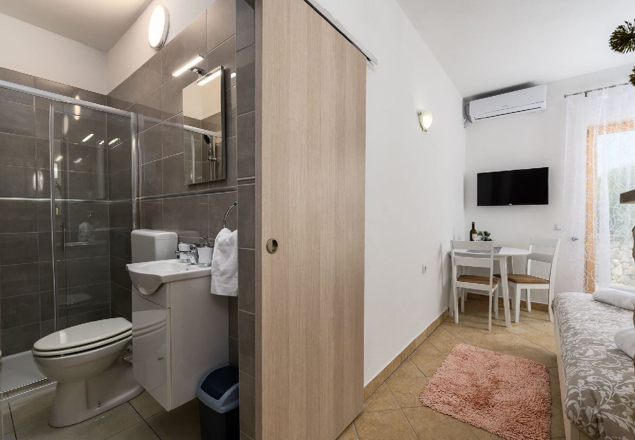 Studio in Drenje - Relaxing Summer Apartment - Pool, Sauna, Jacuzzi 9