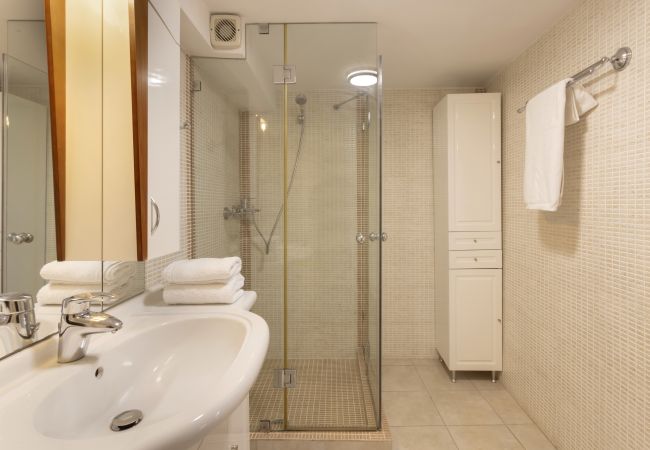 Terraced House in Athens - Spacious 3bdr Townhouse with Monumental View Terraced House in Athens - Spacious 3bdr Townhouse with Monumental View