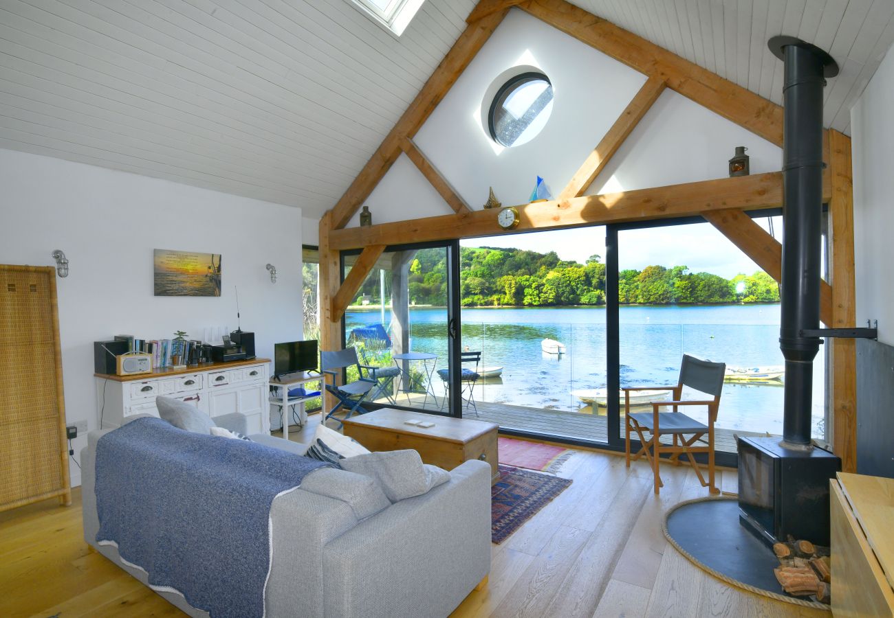 Cozy riverside retreat with a log burner and panoramic water views – a unique place to stay in Dittisham.