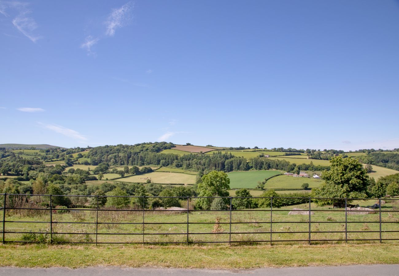Cottage in Chagford - Linscott Cottage - One bedroom pet friendly annex with hot tub on edge of Dartmoor