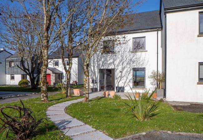 House in Roundstone - West Haven -  A Coastal Retreat in the Heart of Roundstone House in Roundstone - West Haven -  A Coastal Retreat in the Heart of Roundstone