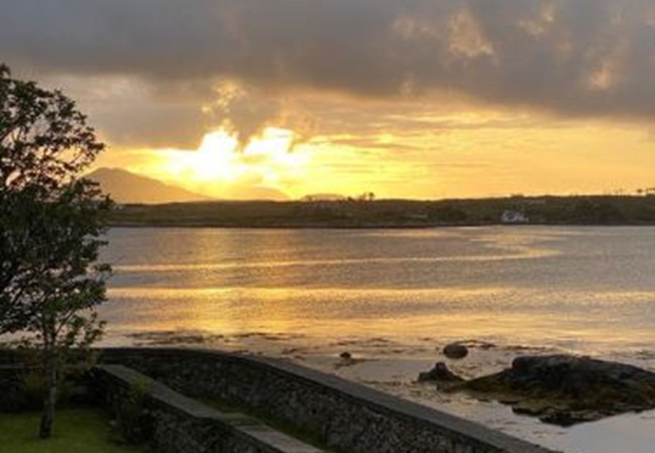 House in Roundstone - West Haven -  A Coastal Retreat in the Heart of Roundstone