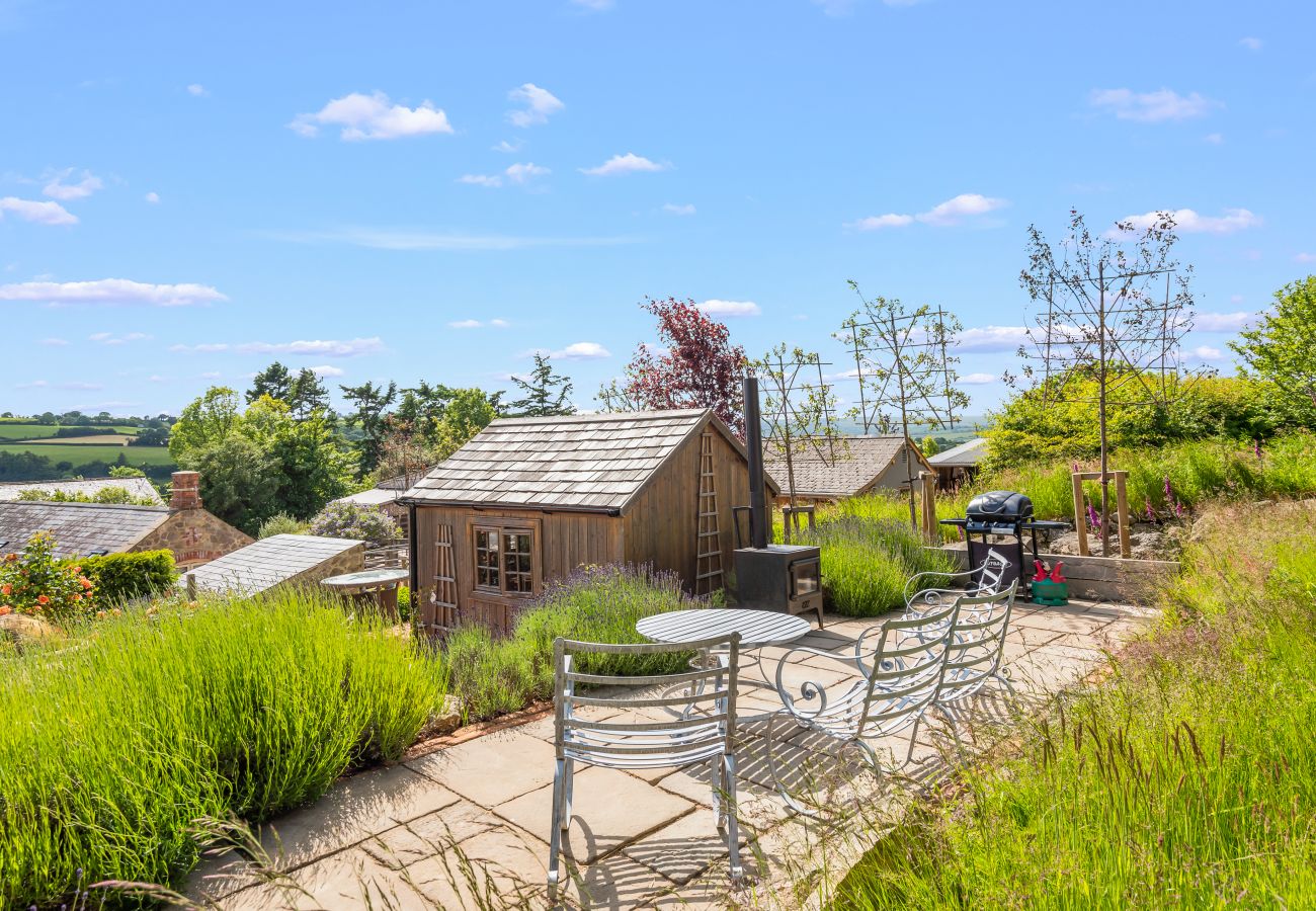 Cottage in Chagford - Philips Barn - Barn Conversion on edge of Dartmoor with hot tub
