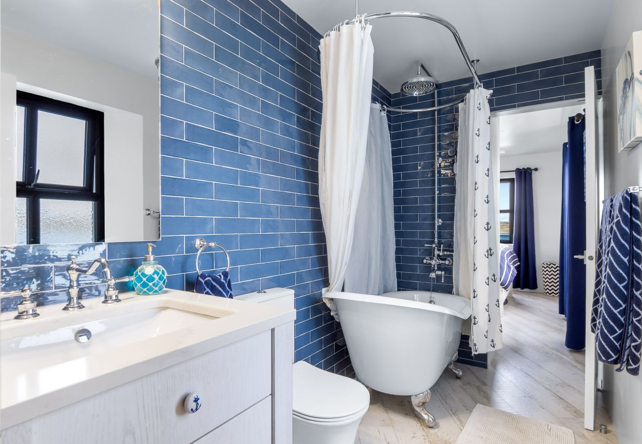 Cottage in Carna - Ocean Mist Luxurious Seaside Haven