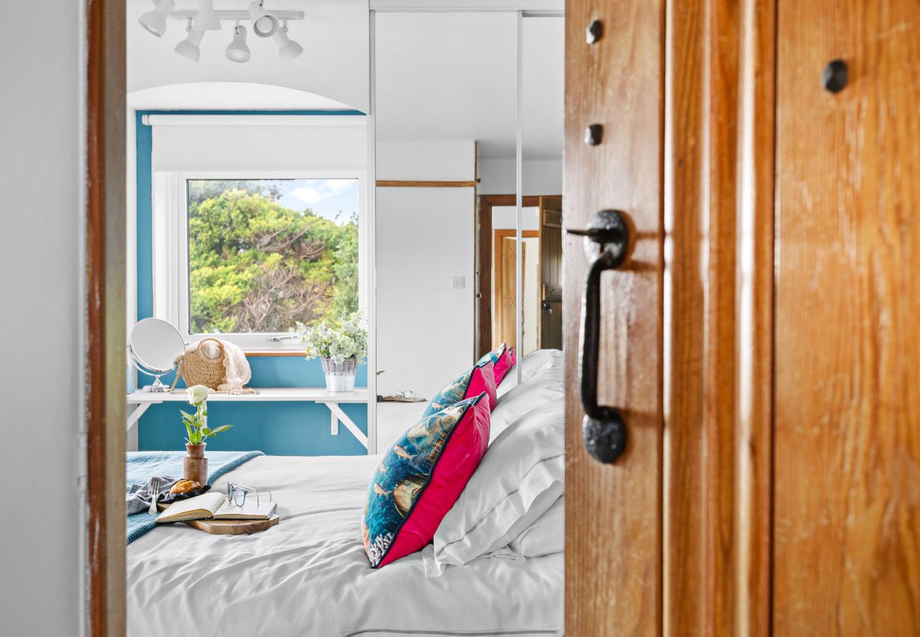 House in Charlestown - Blue Haze - Family accommodation with private beach access