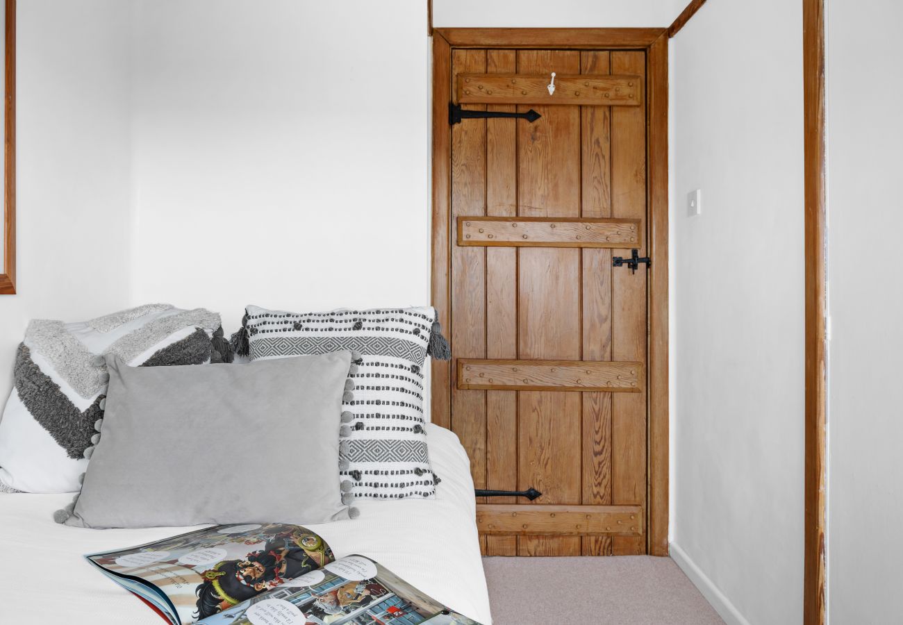 House in Charlestown - Blue Haze - Family accommodation with private beach access