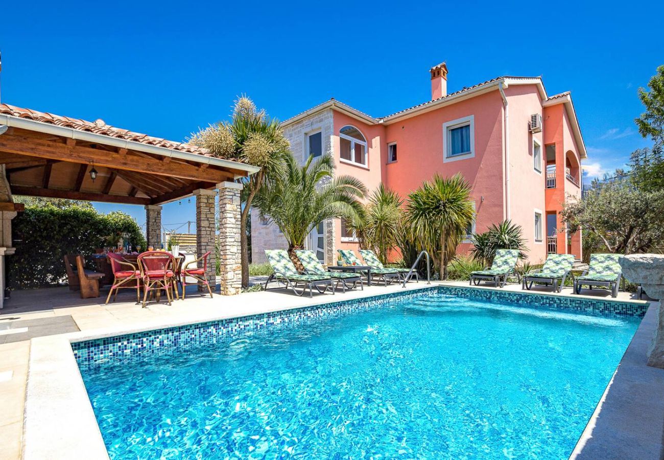 Villa in Šišan - Cozy Villa for 10 with Pool, BBQ, Billiards