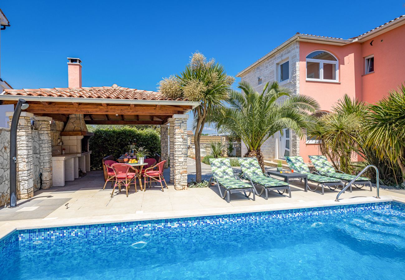 Villa in Šišan - Cozy Villa for 10 with Pool, BBQ, Billiards