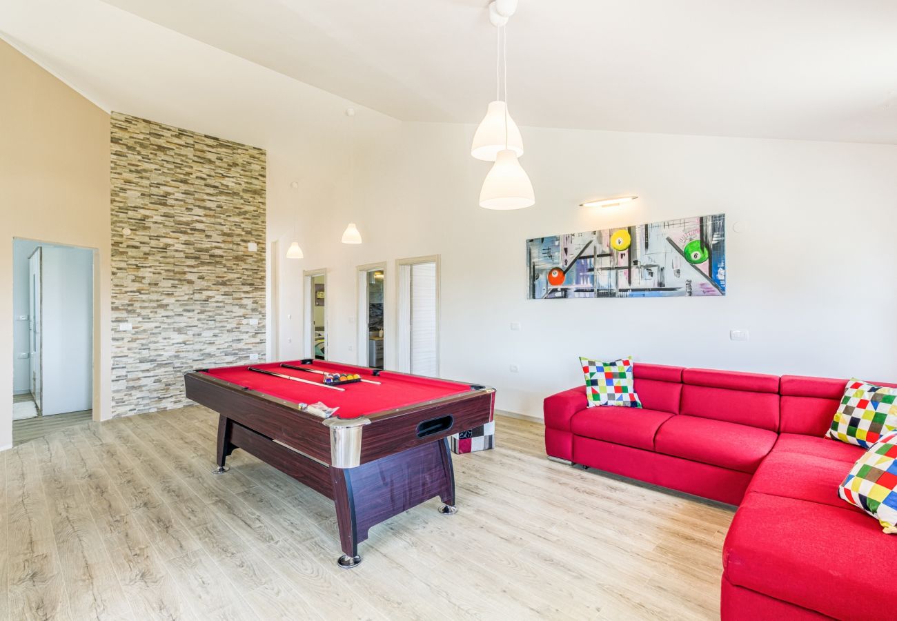 Villa in Šišan - Cozy Villa for 10 with Pool, BBQ, Billiards